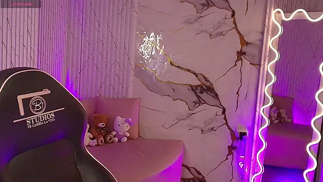 XXX chat uživo modela PEACHY_TAY