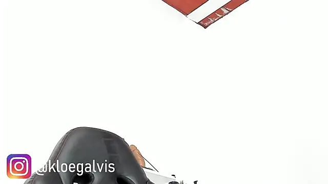 Chat XXX en directo de Kloe-squirts