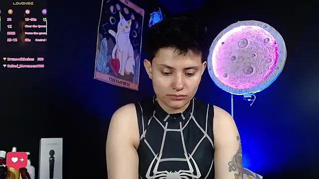 XXX chat uživo modela girl_intense444