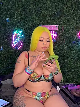 RenaThickAss Adlı Modelin Canlı XXX Sohbeti