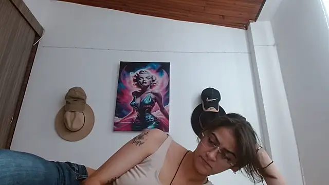 Chatroom XXX en direct de Crystal_Star_