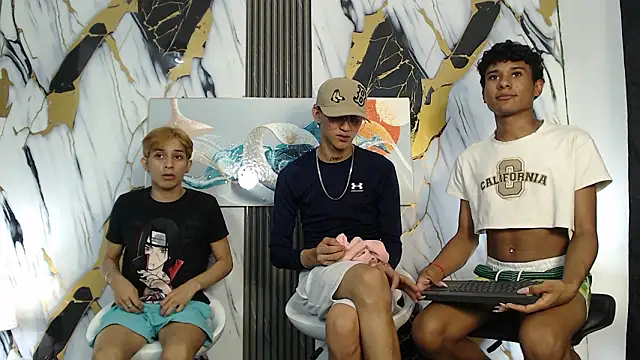 AVENGER_GUYS1: διαδικτυακό σόου στην κάμερα