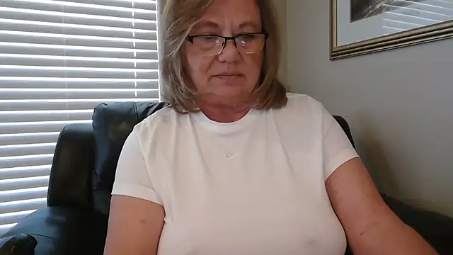 BustyAnnie 网络视讯表演