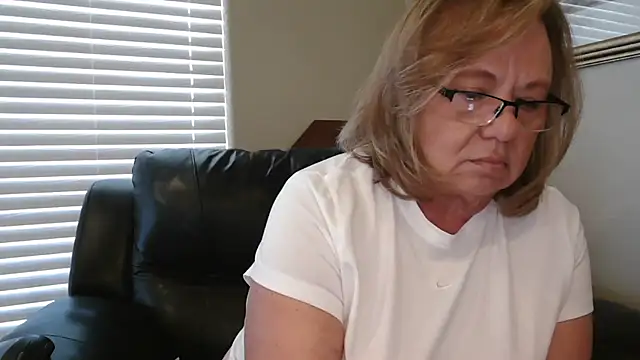 BustyAnnie's Live XXX Chat