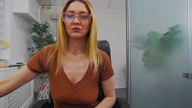 EllaMilf_ Chat XXX in diretta