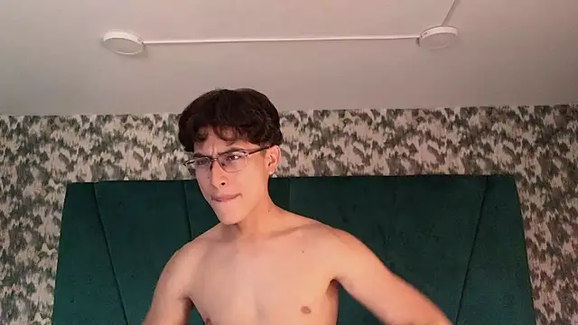 Aaron_Eze: онлайн-секс-чат