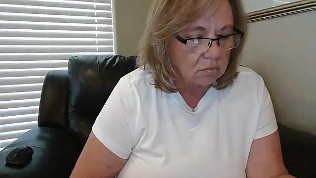 BustyAnnie: онлайн-секс-чат