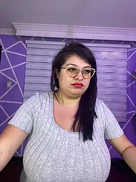 MiiaaJoness' Webcam Show