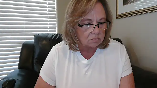 BustyAnnie: διαδικτυακό σόου στην κάμερα