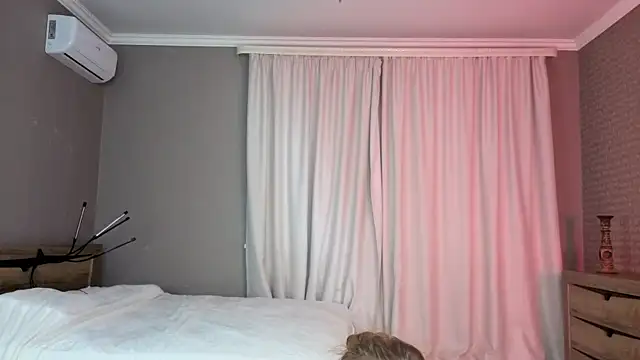 Kira1Bright Webcam show