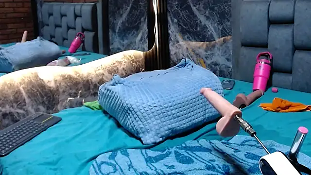 Couple_Gold69 Show in webcam