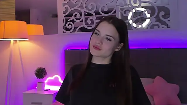 LuisaClover Adlı Modelin Canlı XXX Sohbeti