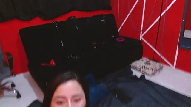 Emily_Slave28のライブXXXチャット