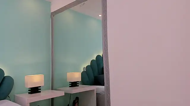 sharlott18's Live XXX Chat