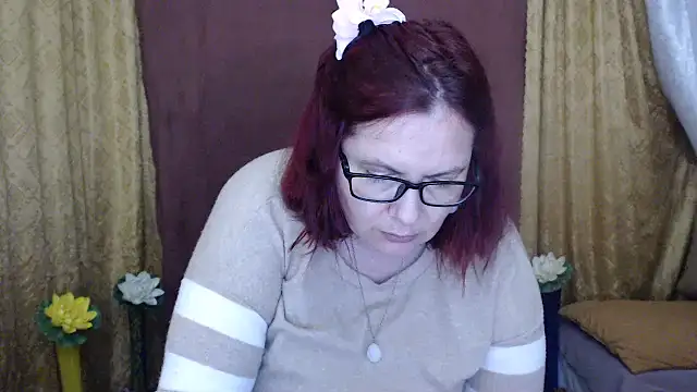 PlayfullMature Show in webcam