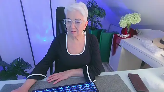 LovelyHelena 现场XXX聊天