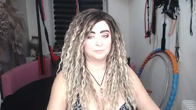 MISSwithDOLLS: онлайн-секс-чат