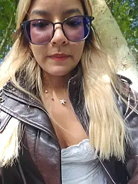 Chat XXX en directo de Pretty_roxxyy