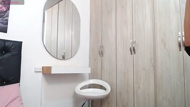 pinky_f00x's Live XXX Chat