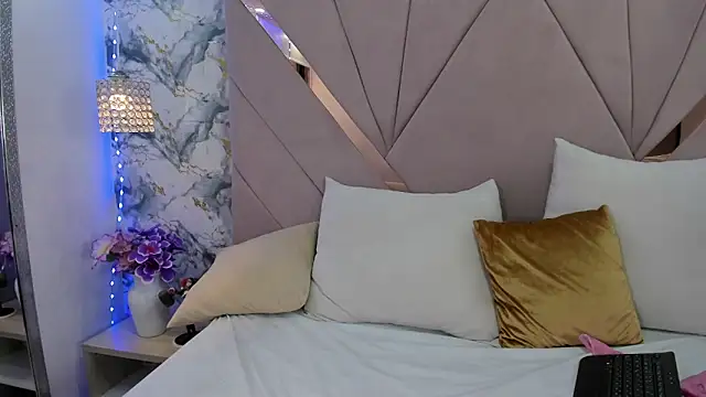 violetaluxx Adlı Modelin Canlı XXX Sohbeti