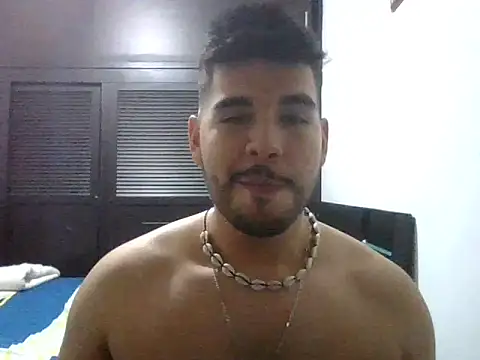 Show modela LatinBeardCali na web-kameri