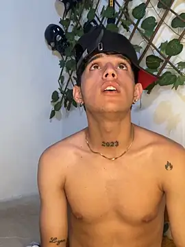 Dark_devil_7777: διαδικτυακό σόου στην κάμερα