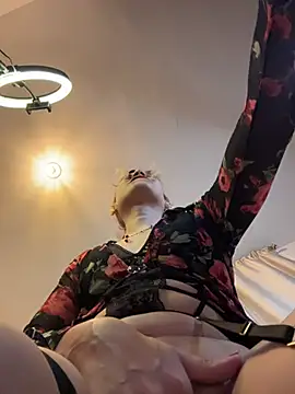 Pokazy przed kamerką – milablossom-with-pussy