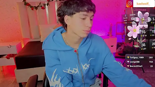 Pokazy przed kamerką – kaelwolf_tay