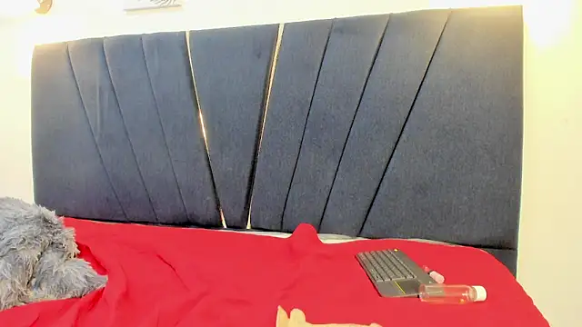 junior_cum18's Webcam Show