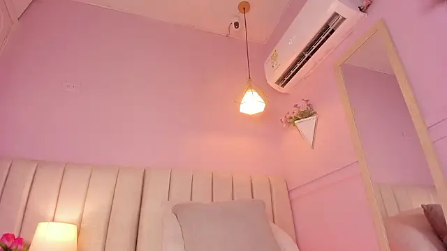 _lucia_18 Adlı Modelin Canlı XXX Sohbeti