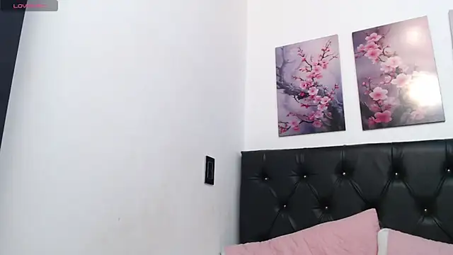 pinky_f00x's Live XXX Chat