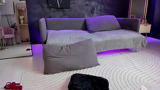 LoraIvone's Live XXX Chat