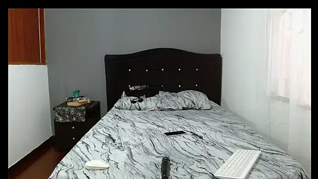 Emilia_1995's Live XXX Chat