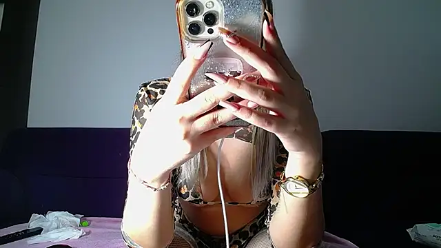 XXX chat uživo modela Julianna68