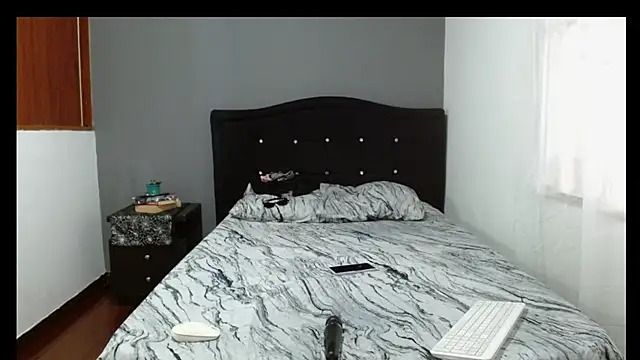 Emilia_1995 Live XXX Chat