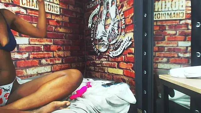 BlackAndAxel: διαδικτυακό σόου στην κάμερα