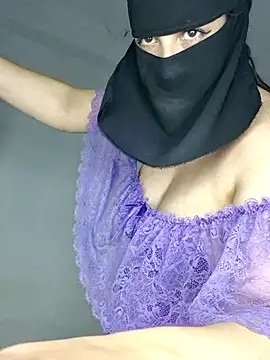 om_tiz: διαδικτυακό σόου στην κάμερα