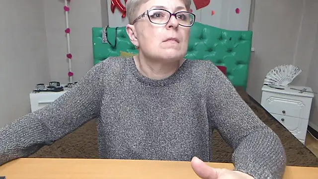 EmiliaGreeのライブXXXチャット