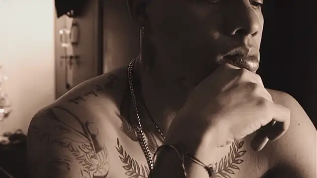 Pokazy przed kamerką – AlphaMasterXxx