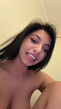 Viviennn3: διαδικτυακό σόου στην κάμερα