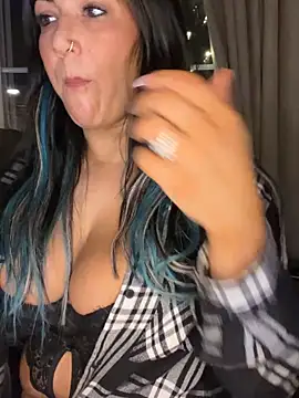 LittleMissEeve: διαδικτυακό σόου στην κάμερα