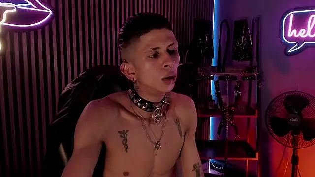 Maximoking26: διαδικτυακό σόου στην κάμερα