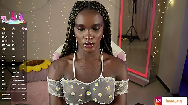 LuanaRisque: διαδικτυακό σόου στην κάμερα