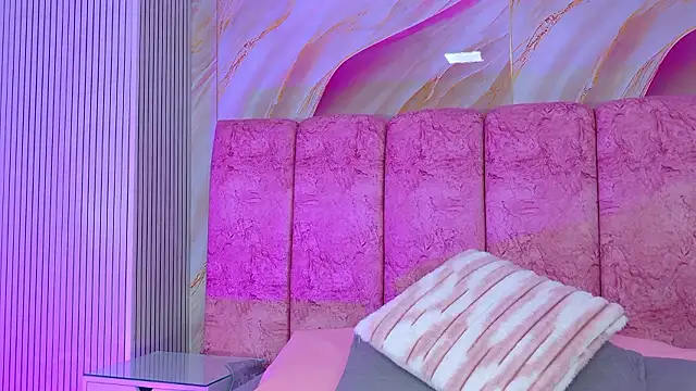 emmacurvy Adlı Modelin Canlı XXX Sohbeti