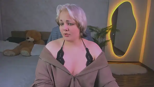 -HwasaMoore: διαδικτυακό σόου στην κάμερα