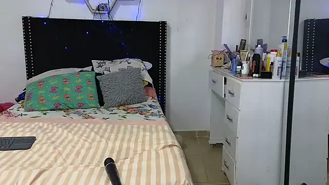 charlotte_077 live XXX chat