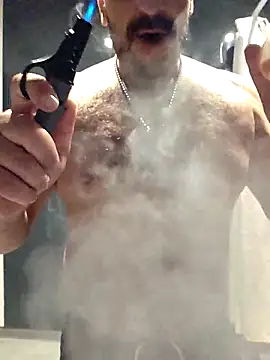 CloudyMuscleBeefy élő XXX-chatje