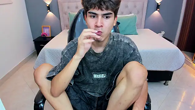 Chat XXX en directo de Tommy18__