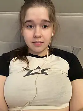 Pokazy przed kamerką – HornyGirlH