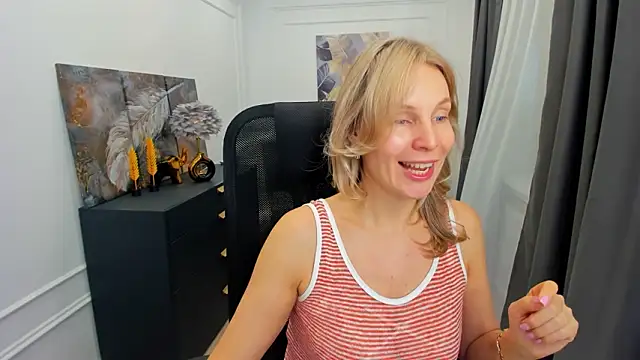 Sinty_Devis Adlı Modelin Canlı XXX Sohbeti